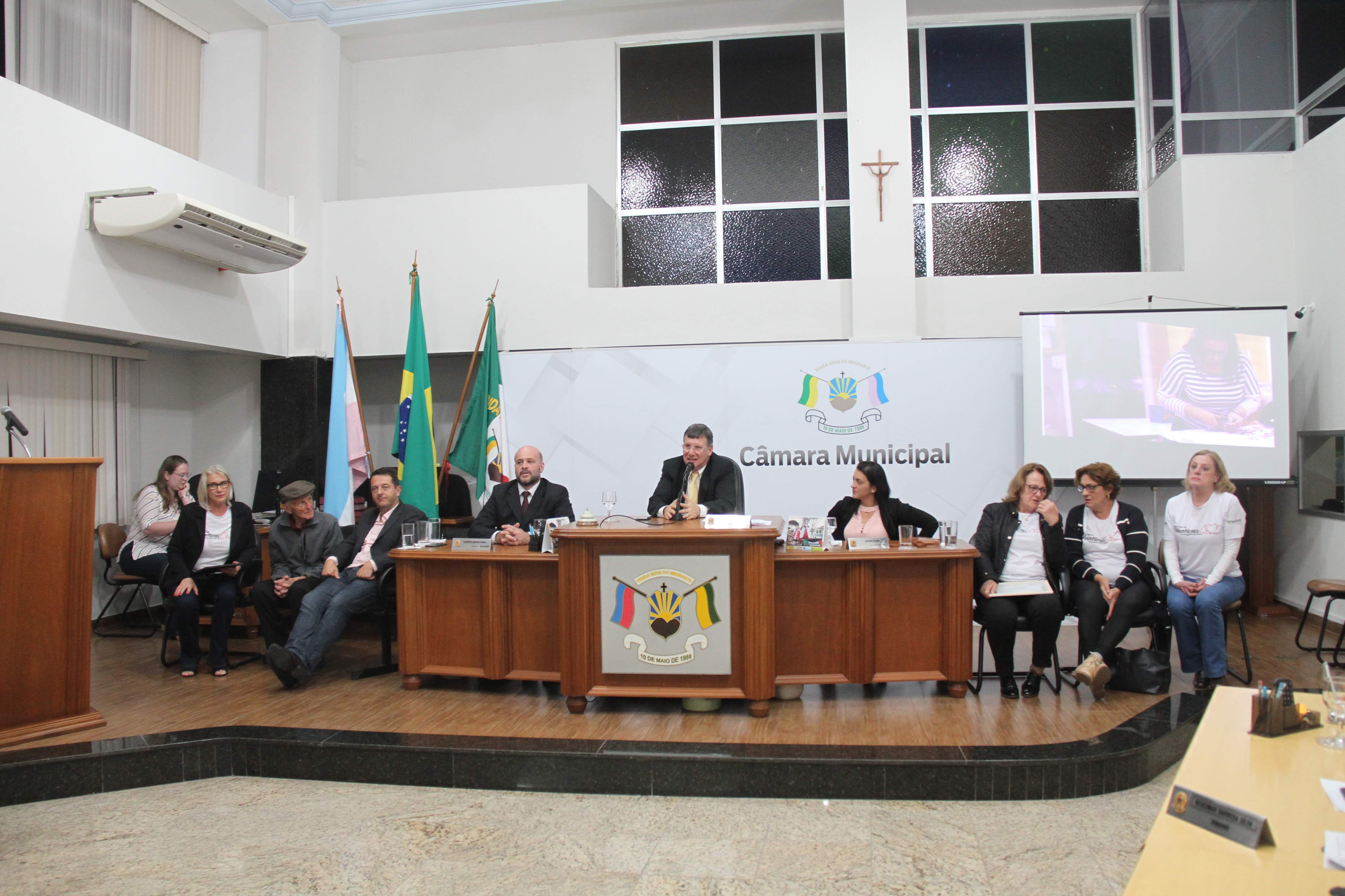 Voluntárias, Benjamin Falchetto, Representante do IJBS e o Prefeito foram convidados para compor a Mesa