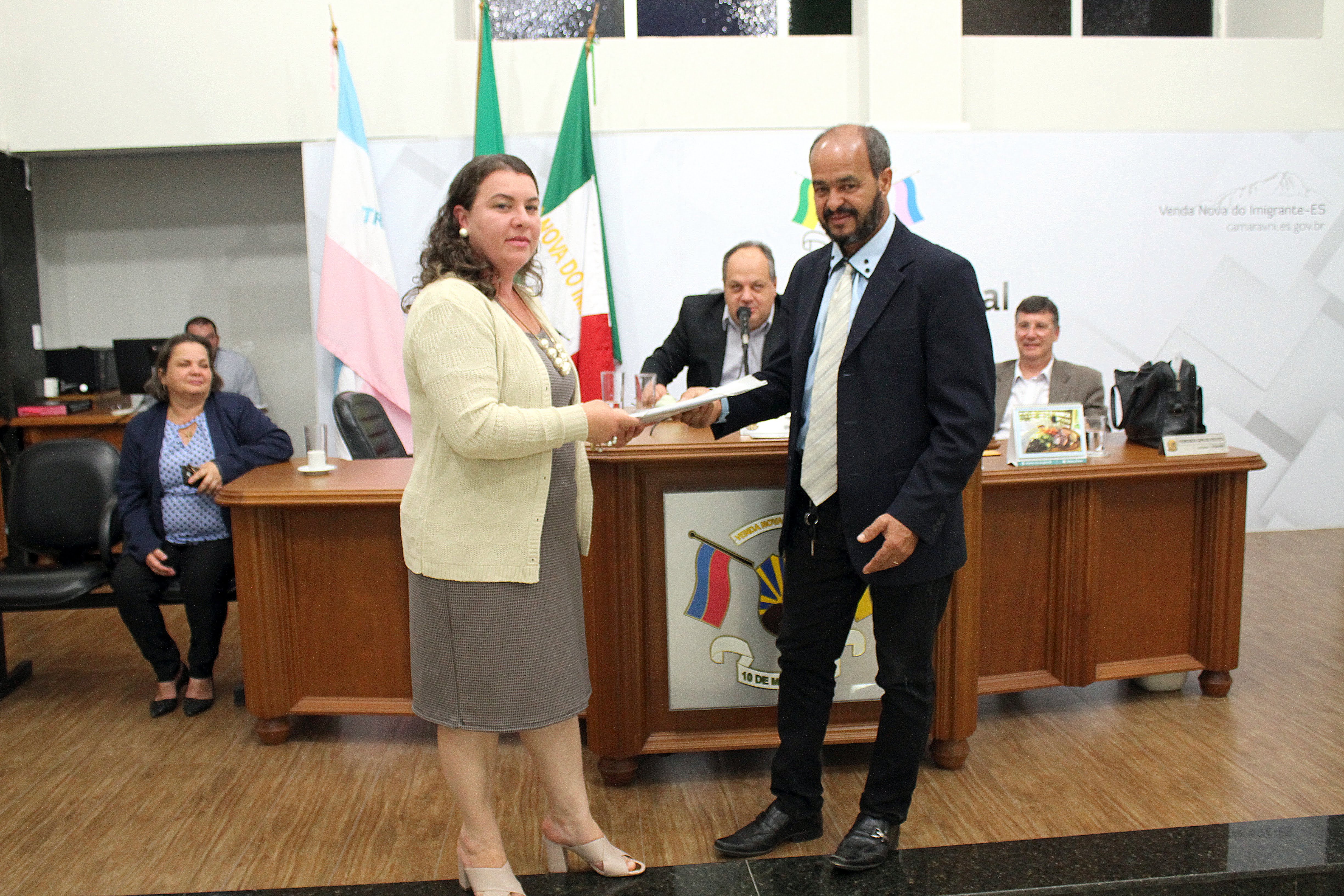 Elaine, mãe de aluno da APAE, entrega Carta com Reivindicações para o Presidente, José Luiz Pimenta de Sousa