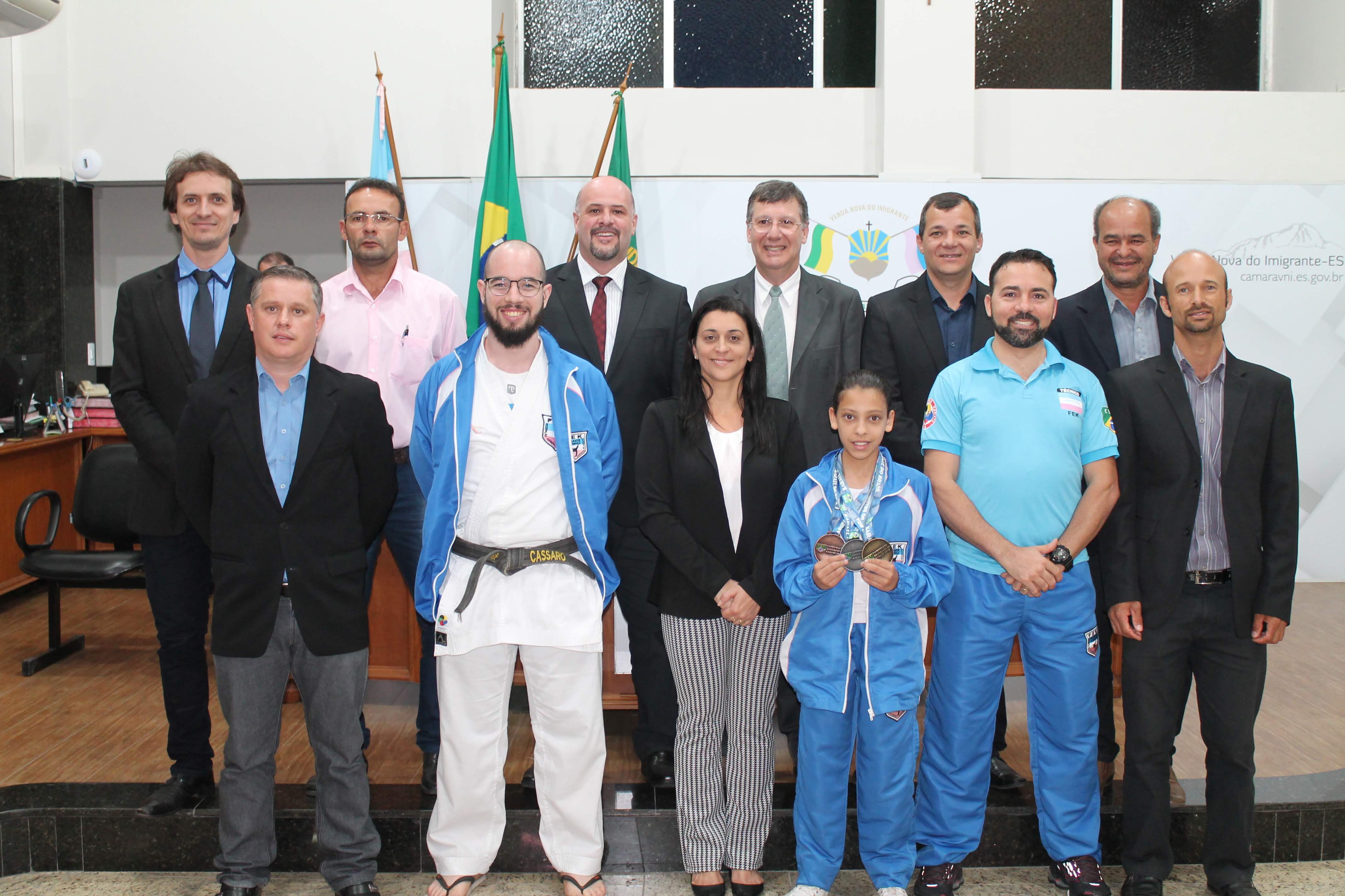 Vereadores, o Presidente do ICR, Paulo Sérgio Silva Lôbo, e os atletas Pedro Cassaro e Sofia Orrico