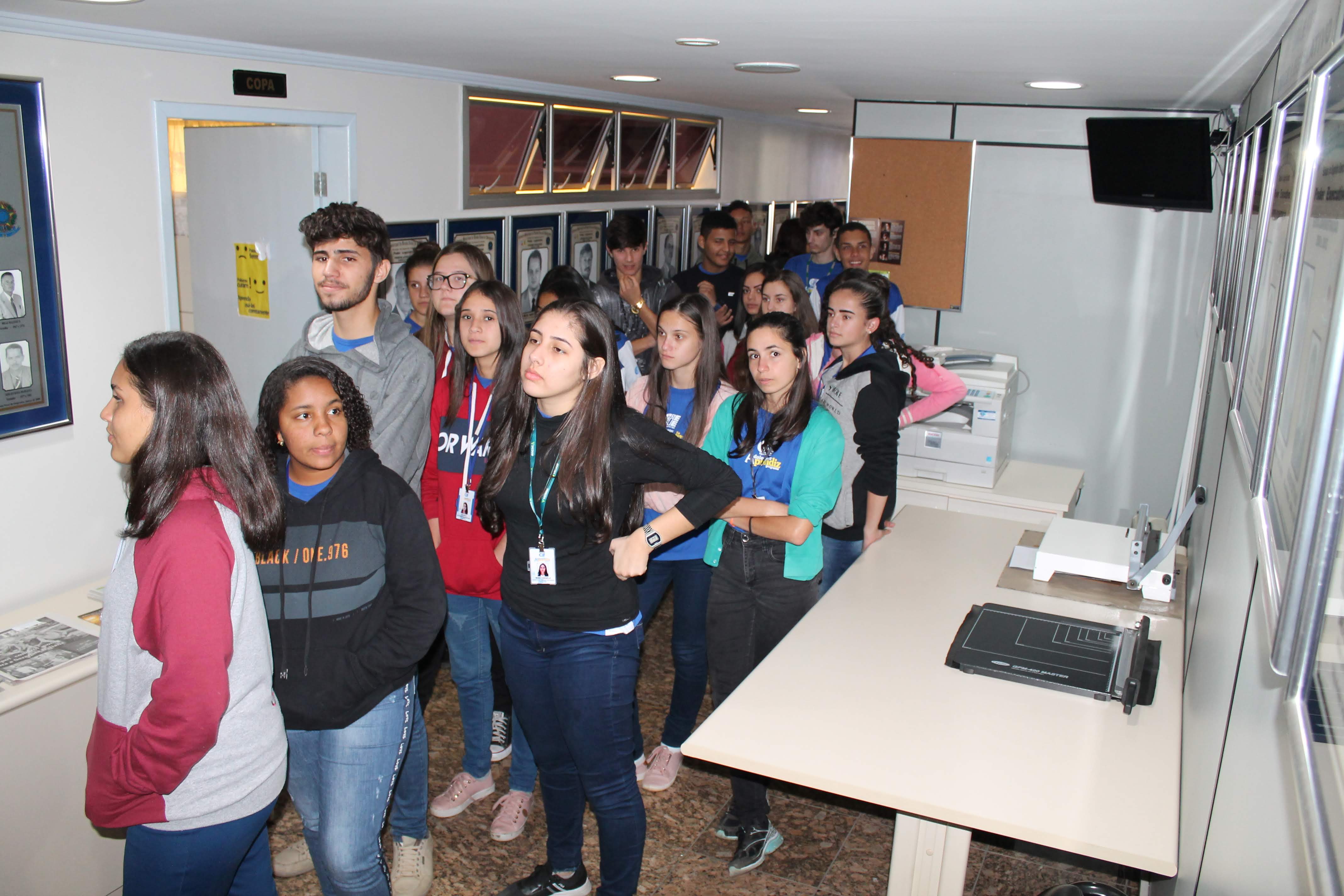 Jovens do CIEE observam a Galeria da Câmara