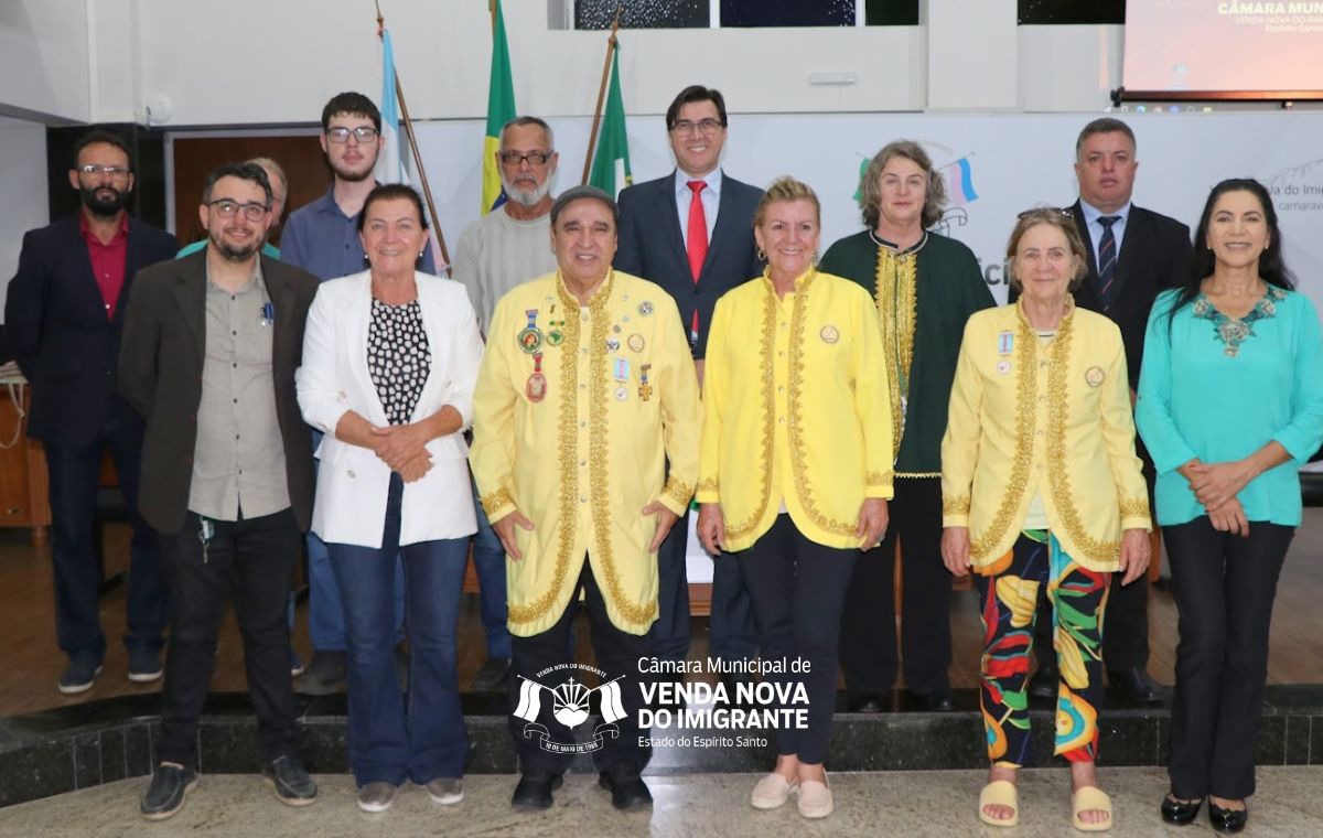 Integrantes da Academia de Letras e Artes de Venda Nova do Imigrante falam na Tribuna da Câmara